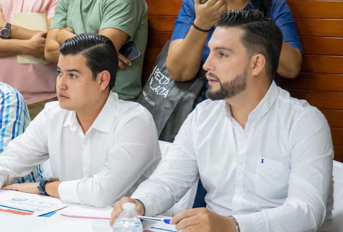 Munguía y Carlos Ruiz, titular de Seapal Vallarta