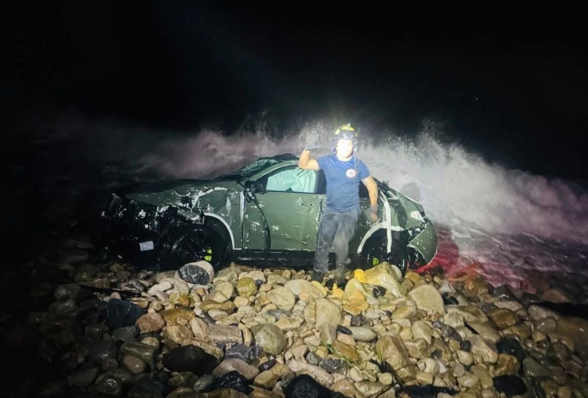 Coche en el mar de Puerto Vallarta tras accidente
