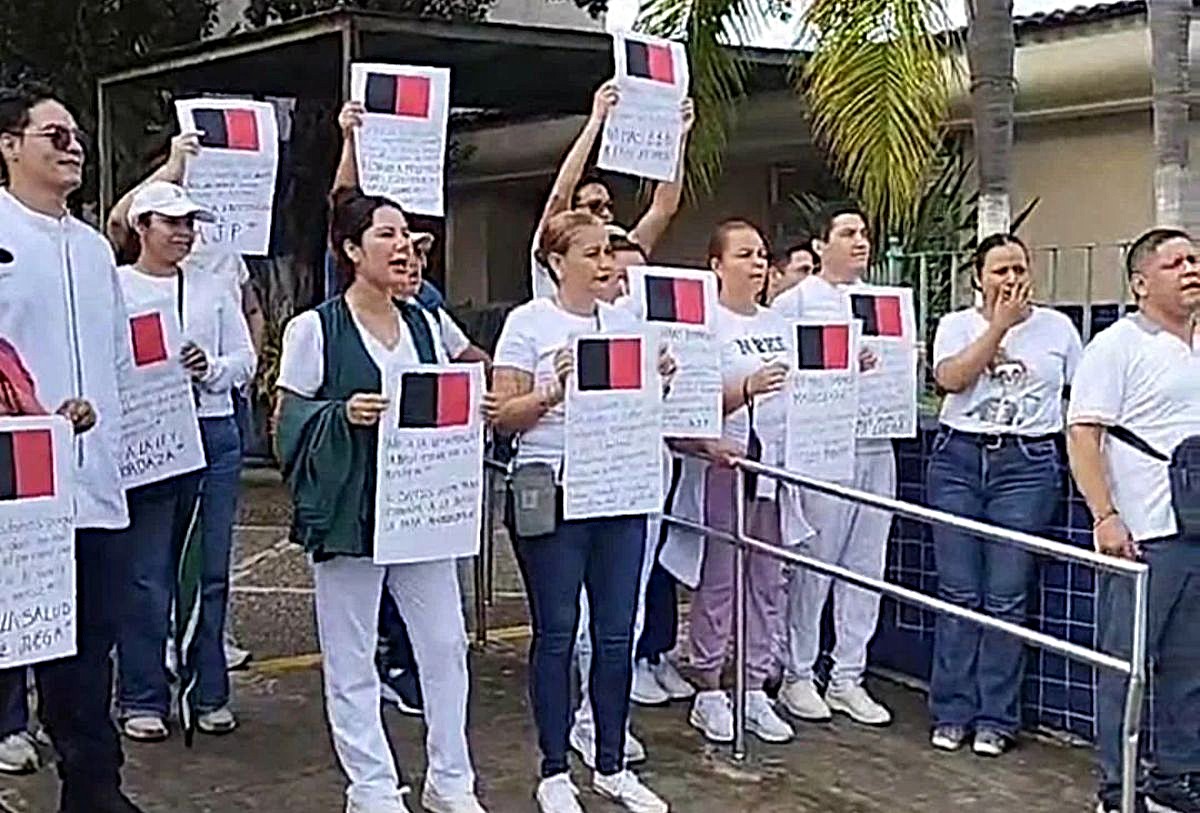 Protesta empleados del IMSS