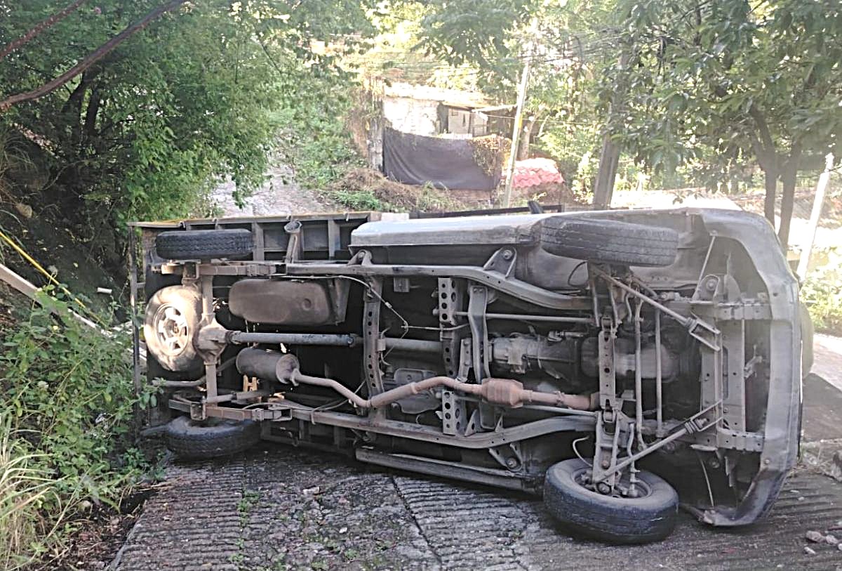 Volcadura de camioneta en subida